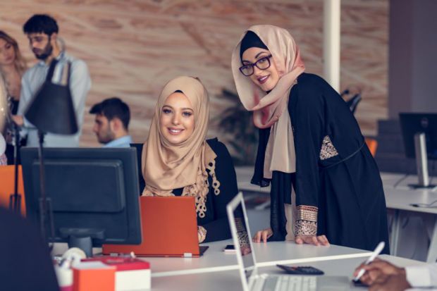 Aktivitas mahasiswi di kampus di dunia Arab. (foto: nuo for ngopibareng.id)