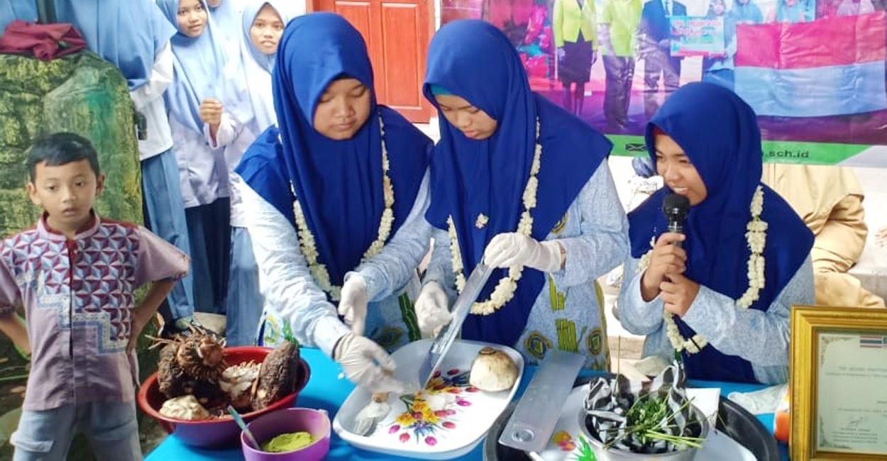 Tiga santriwati Pesantren Genggong sedang memeragakan pembuatan beras anlog. (Foto: Ikhsan/ngopibareng.id)