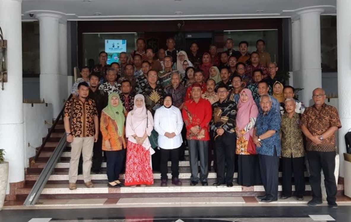 Wali Kota Surabaya Tri Rismaharini merima kunjungan kerja Wali Kota Cirebon beserta jajarannya di ruang sidang Wali Kota Surabaya, Senin, 21 Januari 2019. (Foto: Farid/ngopibareng.id)