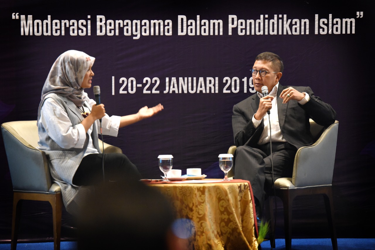 Menteri Agama Lukman Hakim bersama pegiat pendidikan Najelaa Shihab. (Foto: Istimewa)