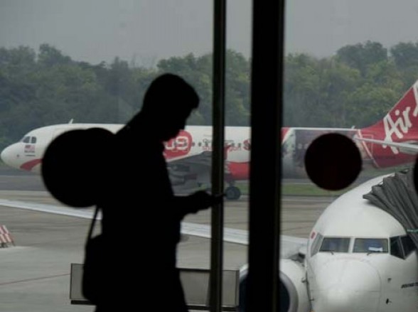 Illustrasi: Seorang calon penumang melintasi ruang tunggu di Bandara Sultan Syarif Kasim II Riau. (Foto: Antara/Wahyu Putro 