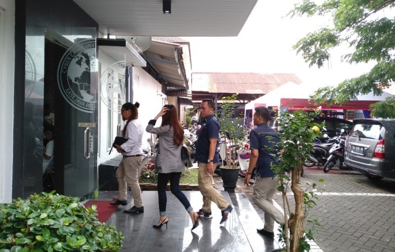 Aldira Chena memasuki gedung Ditreskrimsus Polda Jatim, Senin, 21 Janurai 2018. (Foto: Roesdan/ngopibareng.id)