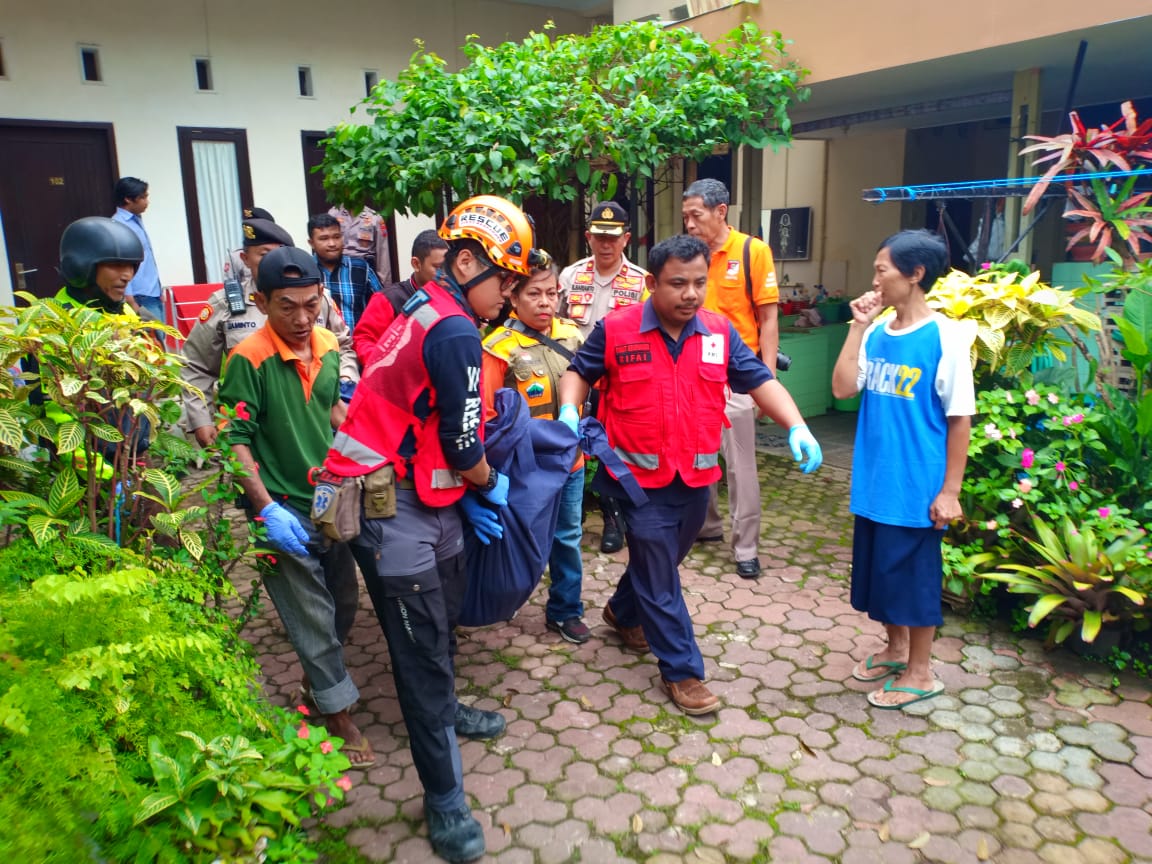 Penemuan mayat mahasiswi di kamar mandi kosnya. (Foto: istimewa)