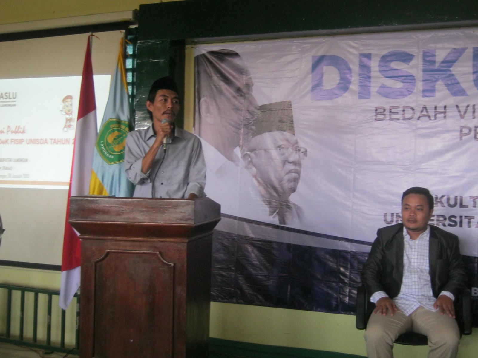 Ketua Bawaslu Lamongan Miftahul Badar (diatas podium) berharap kemenangan tanpa cara yang dilarang (Foto:Totok/Ngopibareng.id)