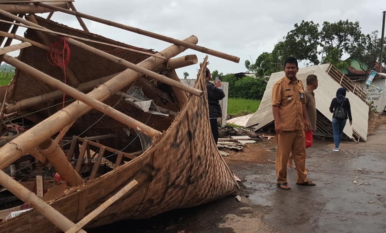 Atap rumah warga yang ambruk akibat diterpa angin puting beliung di Kecamatan Gending, Kabupaten Probolinggo. (Foto: Ikhsan/ngopibareng.id)