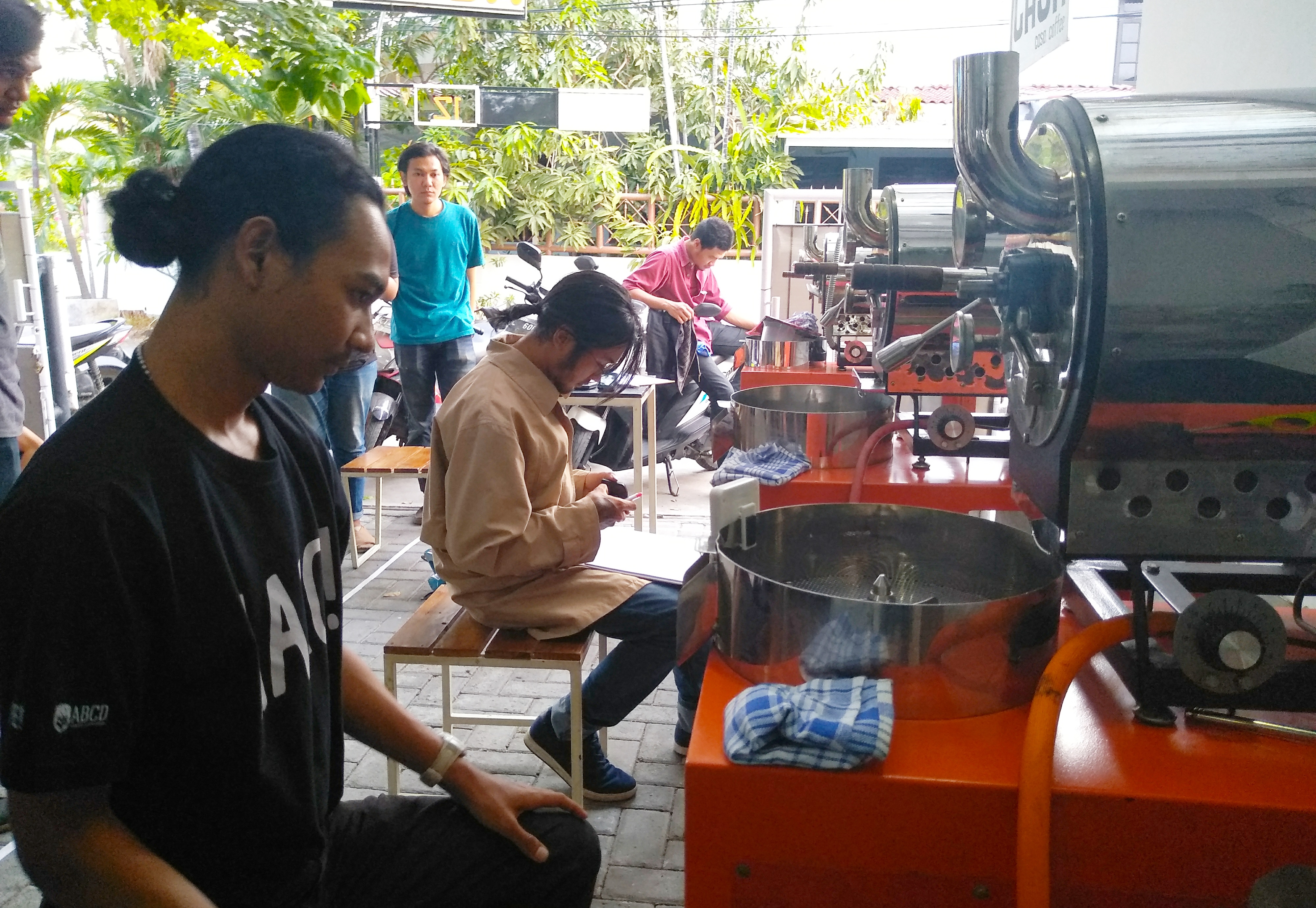 Sangrai kopi. Dalam foto ini adalah aktivitas kompetisi sangrai kopi yang biasa digelar para pegiat kopi. Kompetisi berlangsung di Surabaya, di Casa Coffee. (Foto:WidiKamidi/ngopibareng.id)