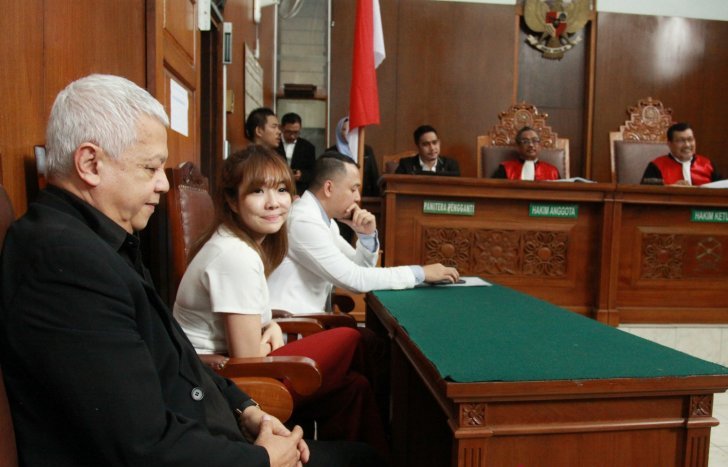 Sidang putusan perceraian antara Gisella Anastasia dan Gading Marten berlangsung di Pengadilan Jakarta Selatan, Jakarta, Rabu (23/1/2019). Hakim Ketua yang dipimpin oleh Asiadi Sembiring mengabulkan gugatan cerai Gisella. (Antara: Foto/Reno Esnir)