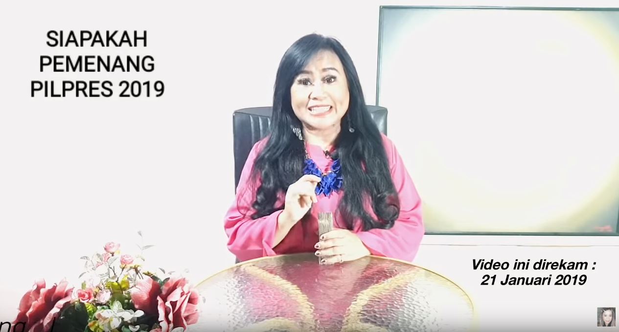 Endang Tarot saat membuat video prediksi pemenang Pilpres 2019. (Foto: youtube)