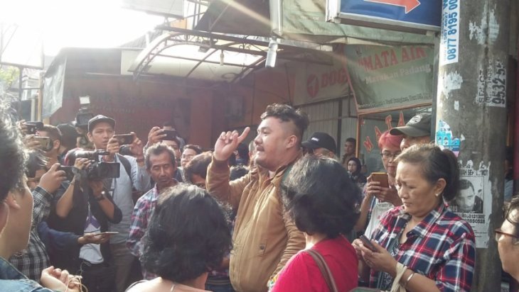 Puluhan pendukung Basuki Tjahaja Purnama atau Ahok melakukan orasi dan bernyanyi Indonesia Raya di depan Mako Brimib, Kelapa Dua, Depok, Jawa Barat, Kamis 24 Januari 2019. Para pendukung yang sebagian besar mengenakan baju kotak-kotak merah ini menjeput Ahok yang Kamis ini bebas setelah menjalani hukumannya selama 1 tahun 8 bulan 15 hari di Rumah Tahanan (Rutan) Mako Brimob.  (Foto: Antara/Joko Susilo)