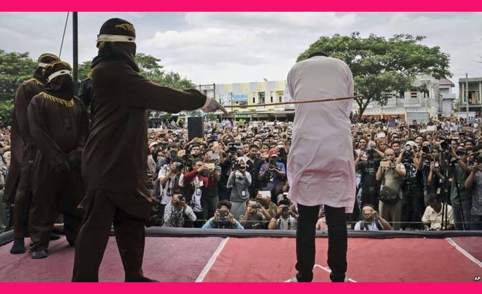 Rusli Main bin Main, seorang penjual miras  dihukum cambuk di depan umum di Calang, Aceh Jaya, Aceh, Rabu kemarin. (Foto:Elshinta)