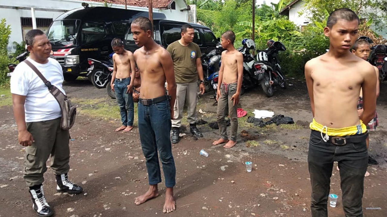 Sejumlah anjal dari luar Kota Probolinggo digaruk Satpol PP untuk dibina. (foto: Ikhsan/ngopibareng.id)