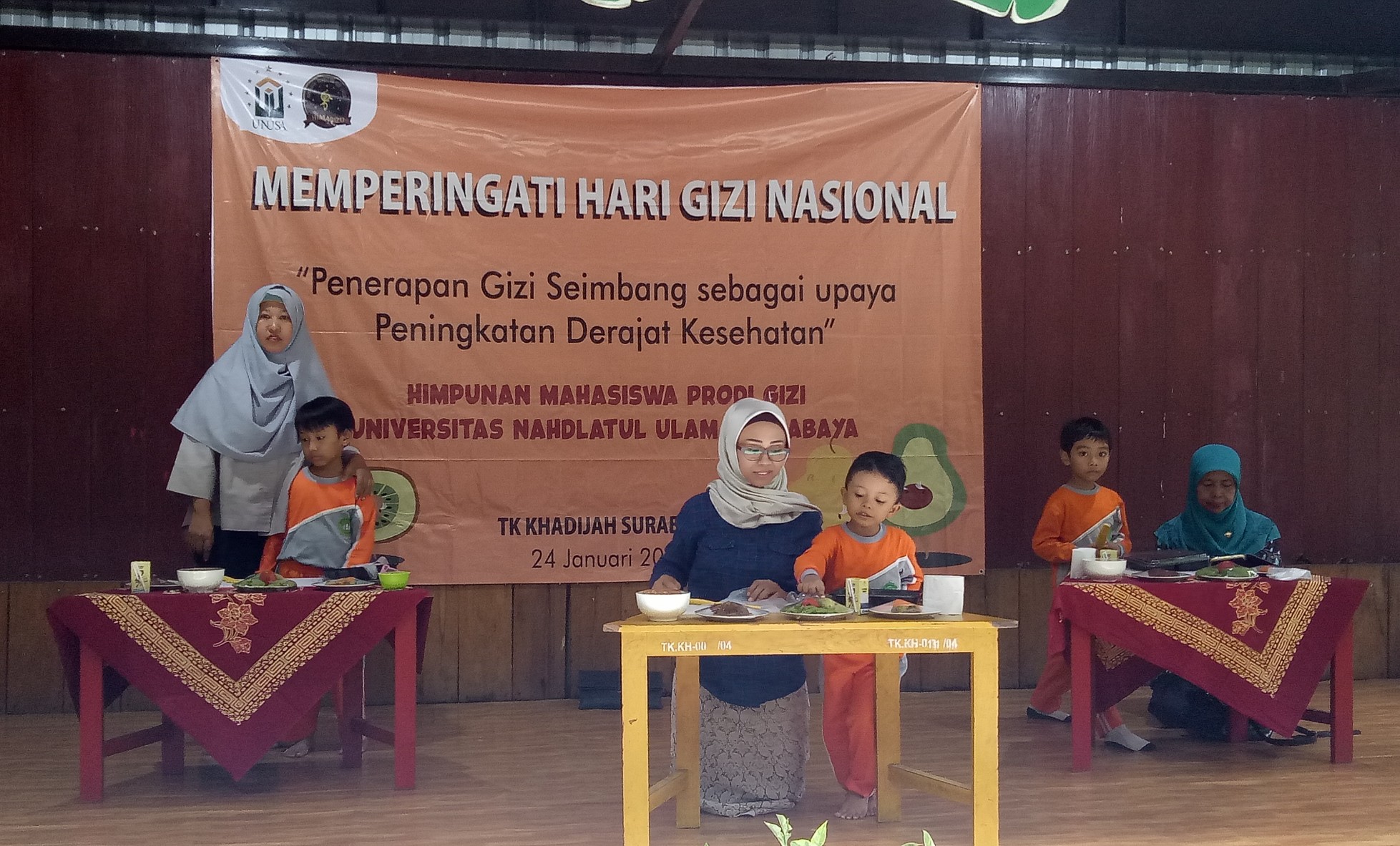 Persiapan,  lomba fun cooking menghias bento yang dilakukan orang tua dan anak KB/TK Khadijah (Foto: Pita/ngopibareng.id)