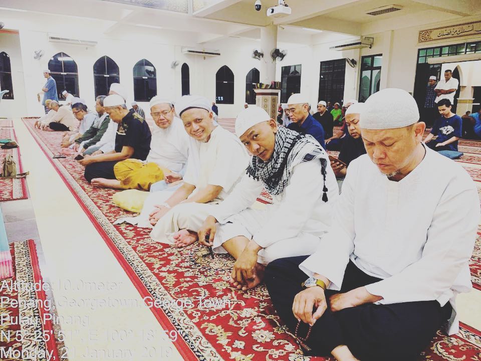 Meski kondisi tubuh lemah, Ustadz Arifin Ilham tetap menyempatkan untuk salah berjamaah di masjid.