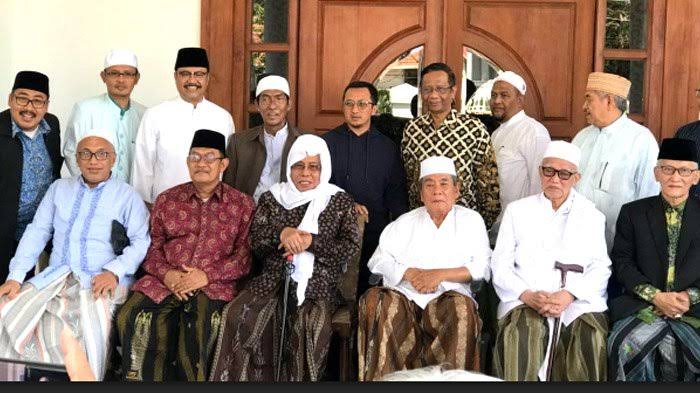 Saifullah Yusuf (Gus Ipul) bersama sejumlah Kiai Sepuh Jatim. (Foto: dok/ngopibareng.id)