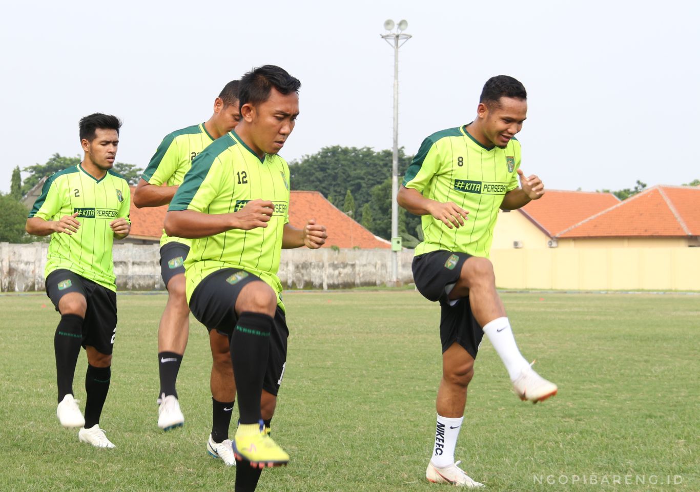 Skuat Persebaya saat latihan di Lapangan Jenggolo, Sidoarjo. (Foto: Haris/ngopibareng)