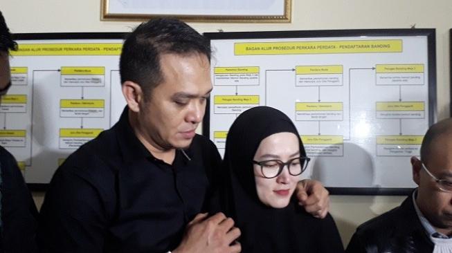 Lyra Virna dan suaminya, Fadlan.
