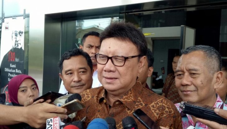 Menteri Dalam Negeri (Mendagri) Tjahjo Kumolo memberikan keterangan kepada awak media di gedung KPK, Jakarta, Jumat 25 Januari 2019. Tjahjo diperiksa sebagai saksi dalam penyidikan kasus suap perizinan proyek Meikarta. (Foto: Antara/Benardy Ferdiansyah)