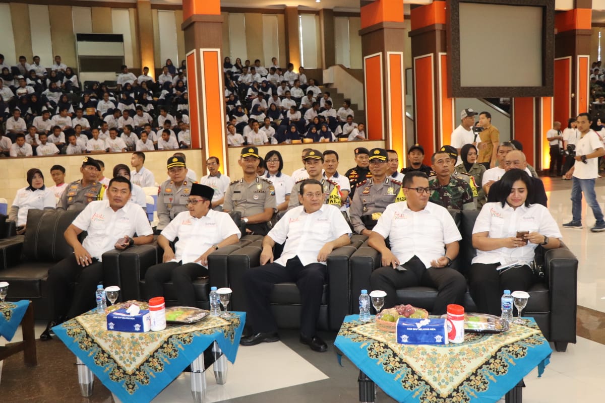 Sutiaji (berkopyah) saat menghadiri acara Millenial Road Safety Festival di Gedung Samantha Krida, Universitas Brawijaya (UB), Jumat 25 Januari 2019. (Foto: Umar/ngopibareng.id)