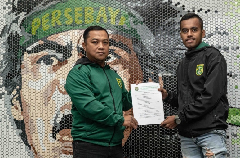 Alwi Slamet (kanan) diperkenalkan manajemen Persebaya ke Bonek. (foto: dok. Persebaya)