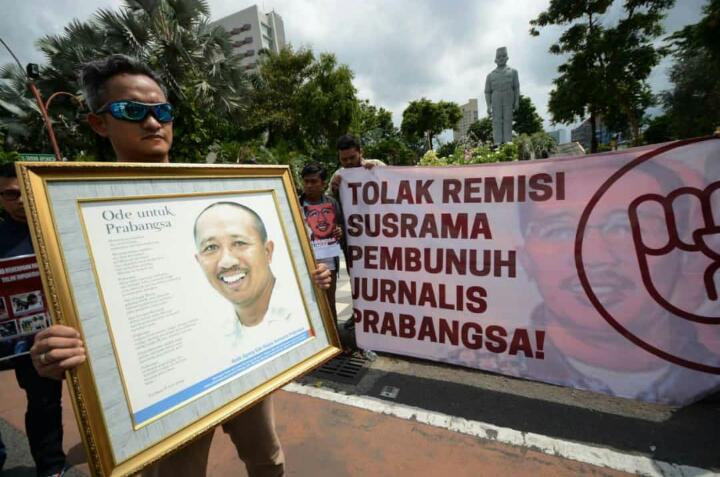 Anggota AJI Surabaya, para jurnalis dan akademisi di Surabaya pun menggelar aksi di depan Gedung Negara Grahadi, Jalan Gubernur Suryo, Surabaya, Jumat, 25 Januari 2019 siang.