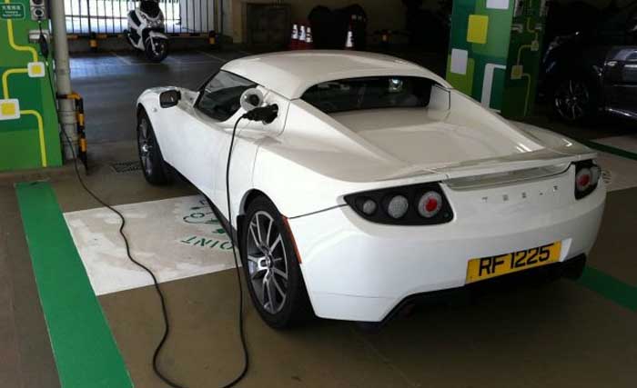 Mobil mewah di Hong Kong sedang sedang nge-charge listrik. (Foto: Asia Times)