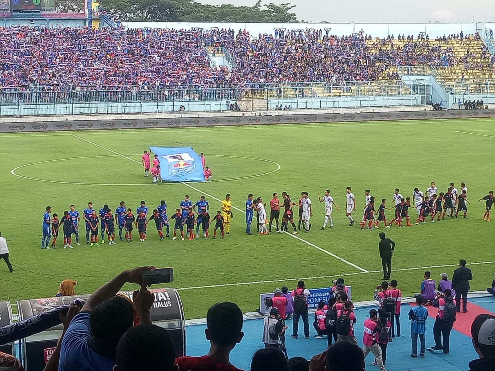 Pemain Arema dan Persita saat memasuki lapangan.