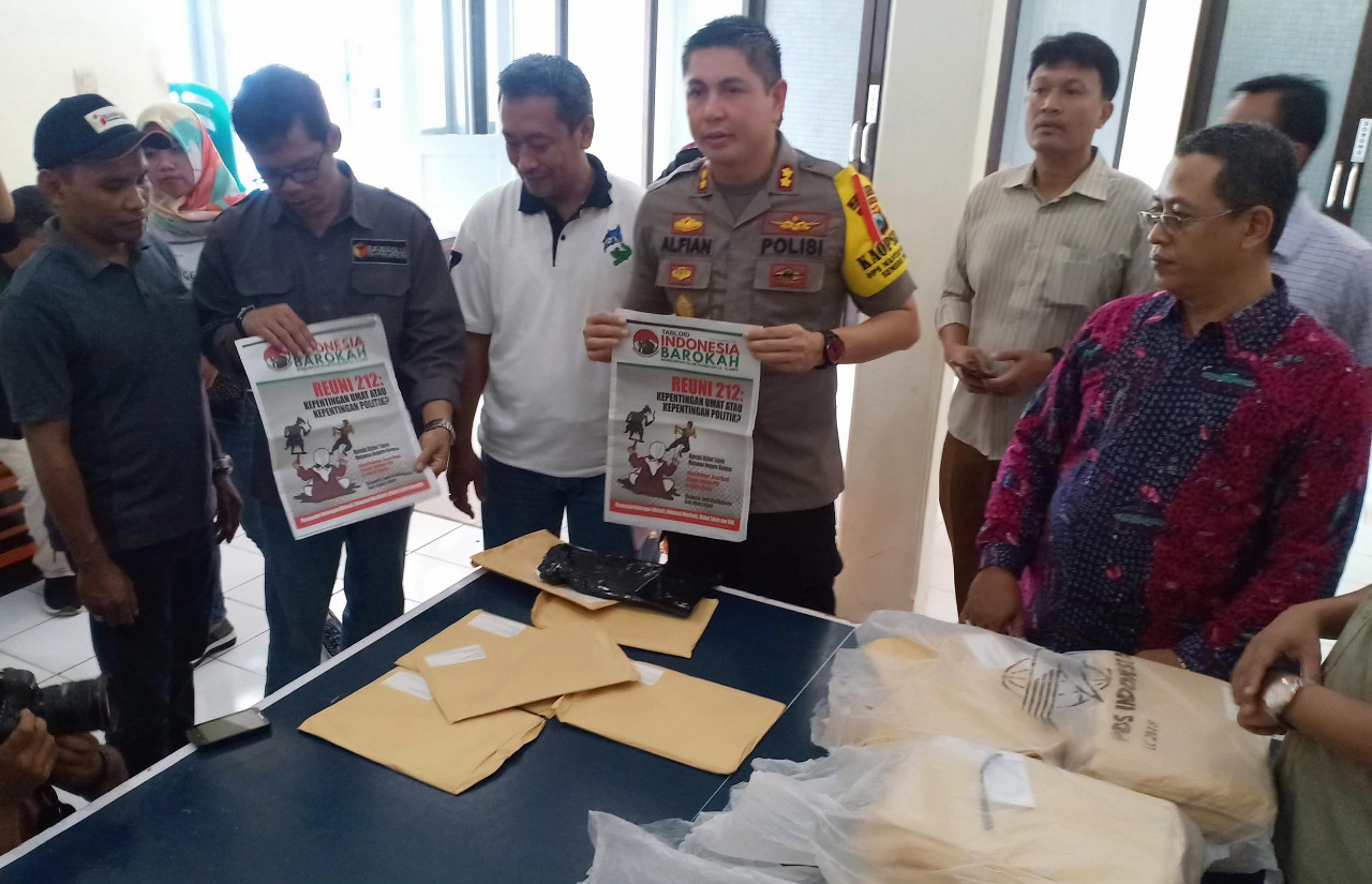 KAPOLRESTA Probolinggo, AKBP Alfian Nurrizal menunjukkan Tabloid Indonesia Barokah. (foto: Ikhsan/ngopibareng.id)