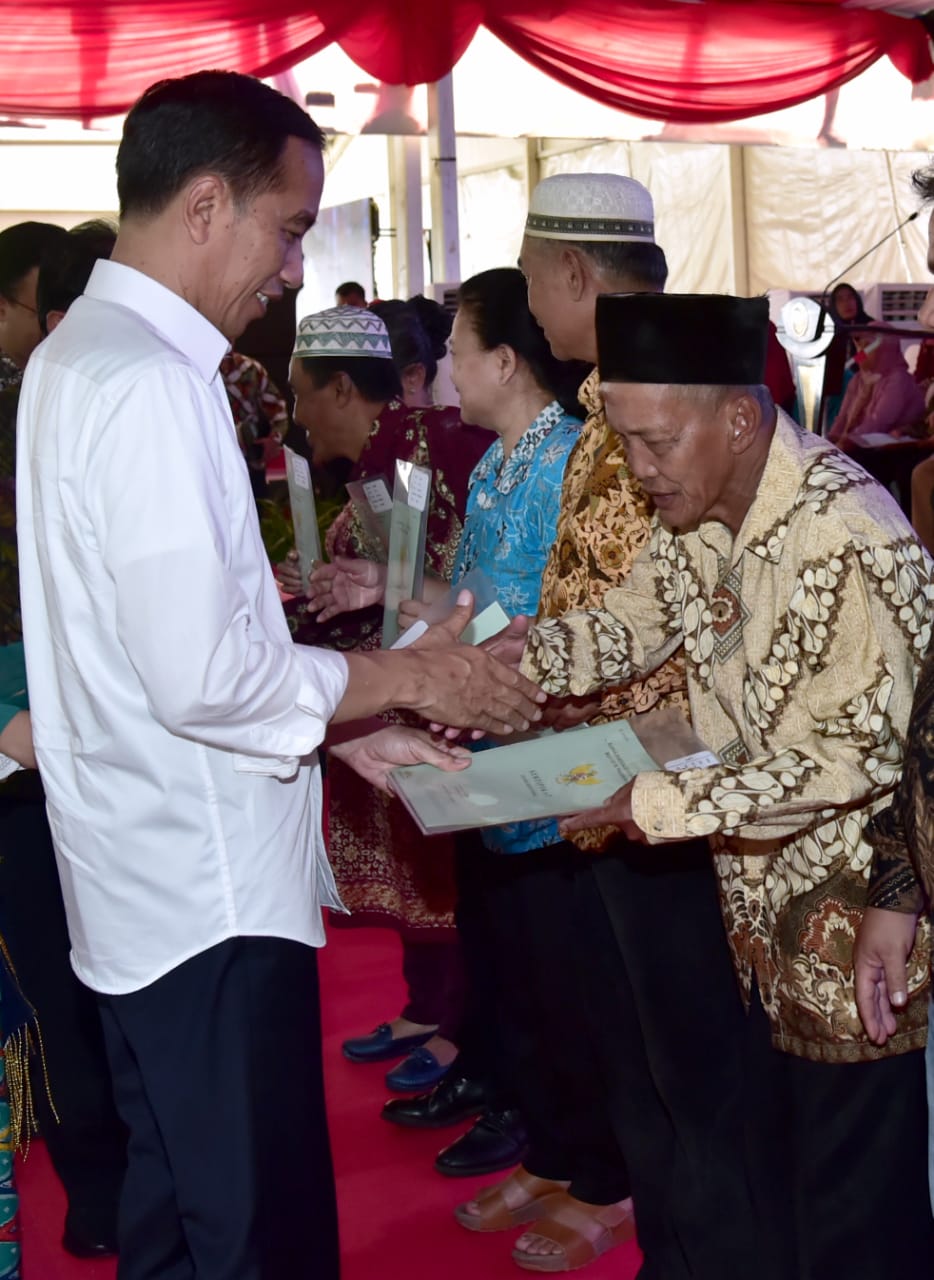Presiden Jokowi membagikan 3000 sertifikat tanah untuk warga Jakarta Pusat (foto: Setpres for ngopibareng.id)