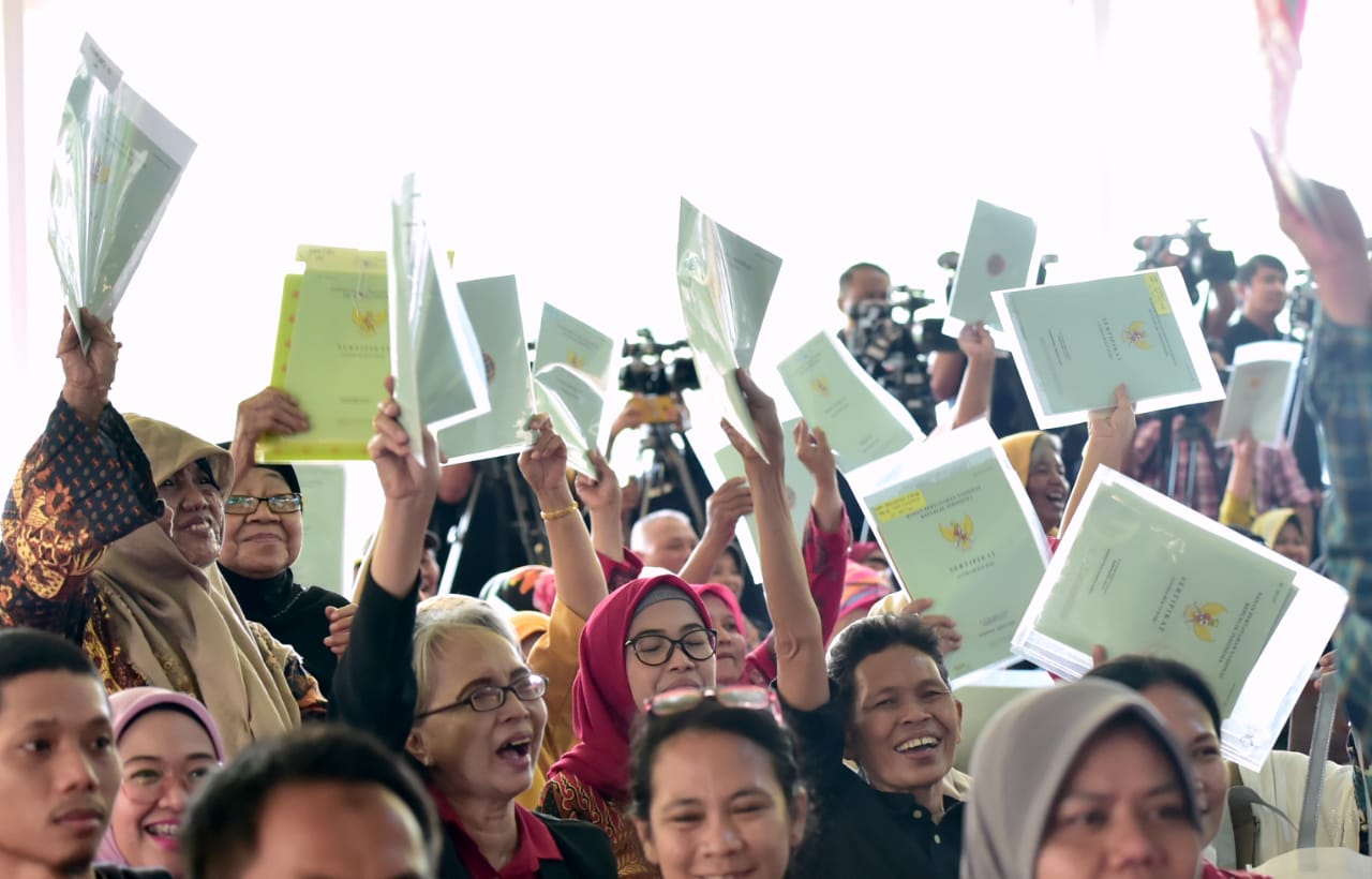 Kebahagiaan masyarakat setelah menerima sertifikat tanah dari Presiden Joko Widodo. (foto: setneg for ngopibareng.id)