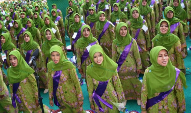 Menyanyikan lagu mars Muslimat NU dan Syubbanul Wathon oleh Paduan Suara PC Muslimat NU Jombang. (Foto: muslimat nu for ngopibareng.id)