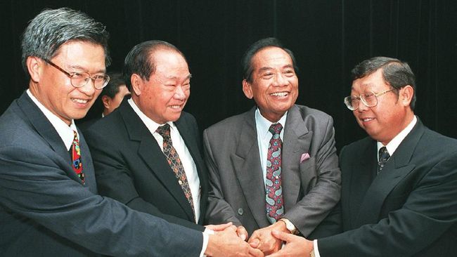  Pendiri Sinar Mas Group Eka Tjipta Wijaya (kedua dari kiri) bersama konglomerat terkemuka lain. (Foto: curtesy of cnbc)