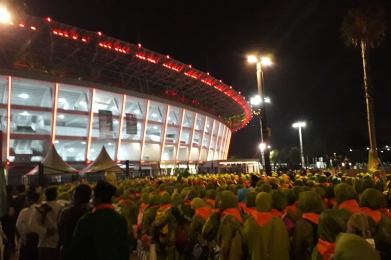 Kawasan Gelora Bung Karno, Jakarta Pusat, Minggu dini hari 27 Januari 2019, dipenuhi ribuan jemaah Muslimat Nahdlatul Ulama (NU). (Foto: antara)