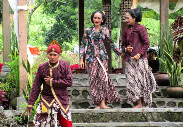 Salah satu adegan Sendratari Sekar Pembayun yang digelar di Taman Kaliurang. (Foto-foto: Erwan Widyarto)