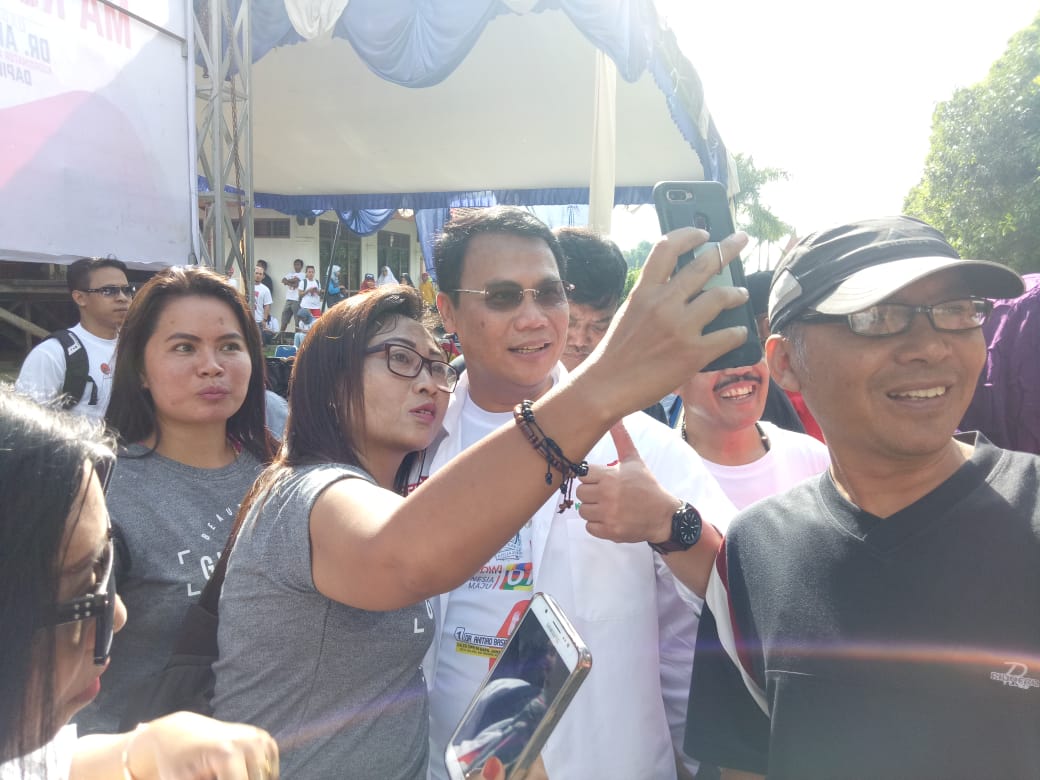 Ahmad Basarah berfoto bersama pendukung Jokowi-Maruf Amin.