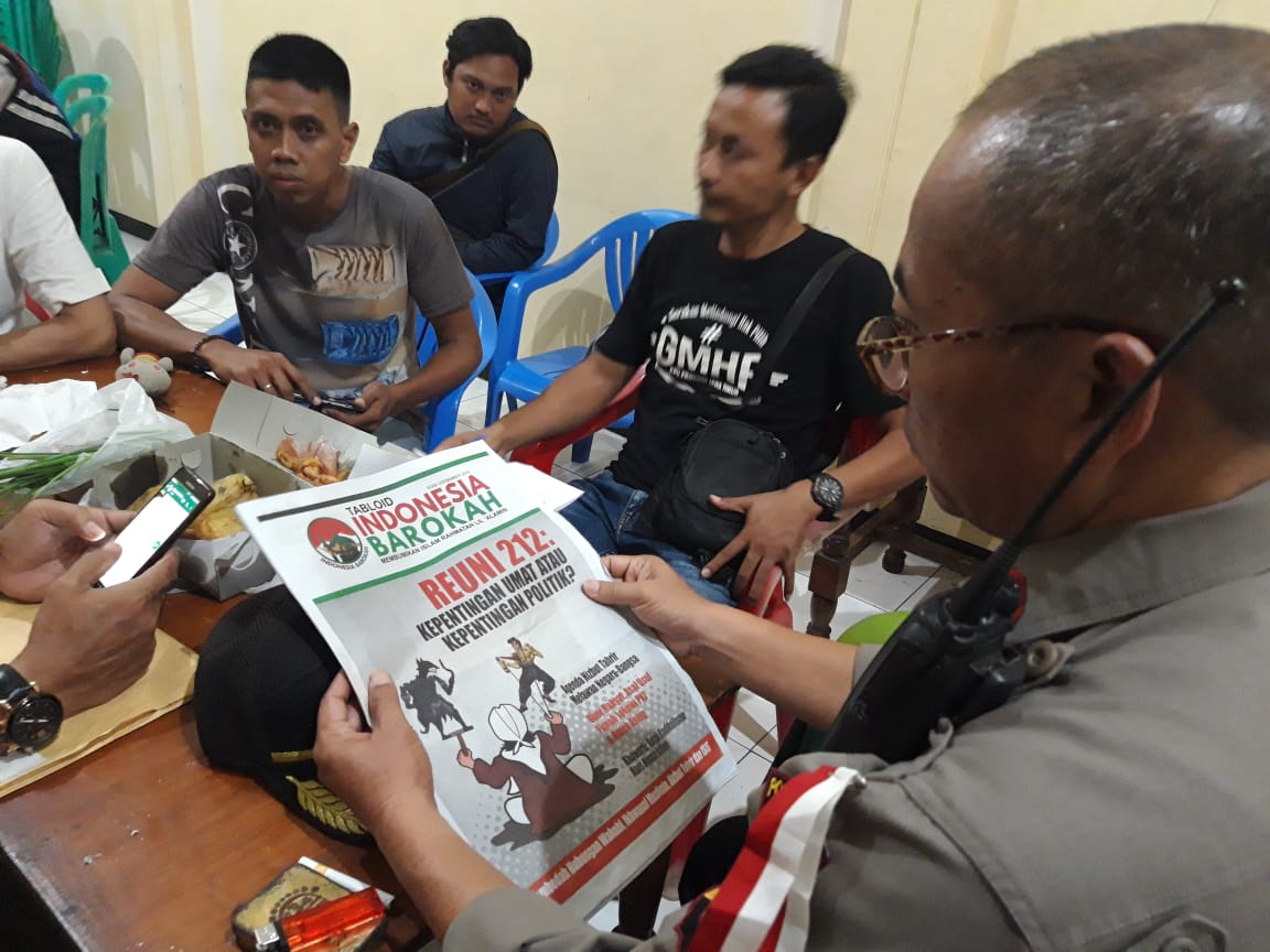 Sejumlah pengurus masjid dan kepolisian tengah mengamankan Tabloid Indonesia Barokah, di Surabaya. (Foto: farid/ngopibareng.id)