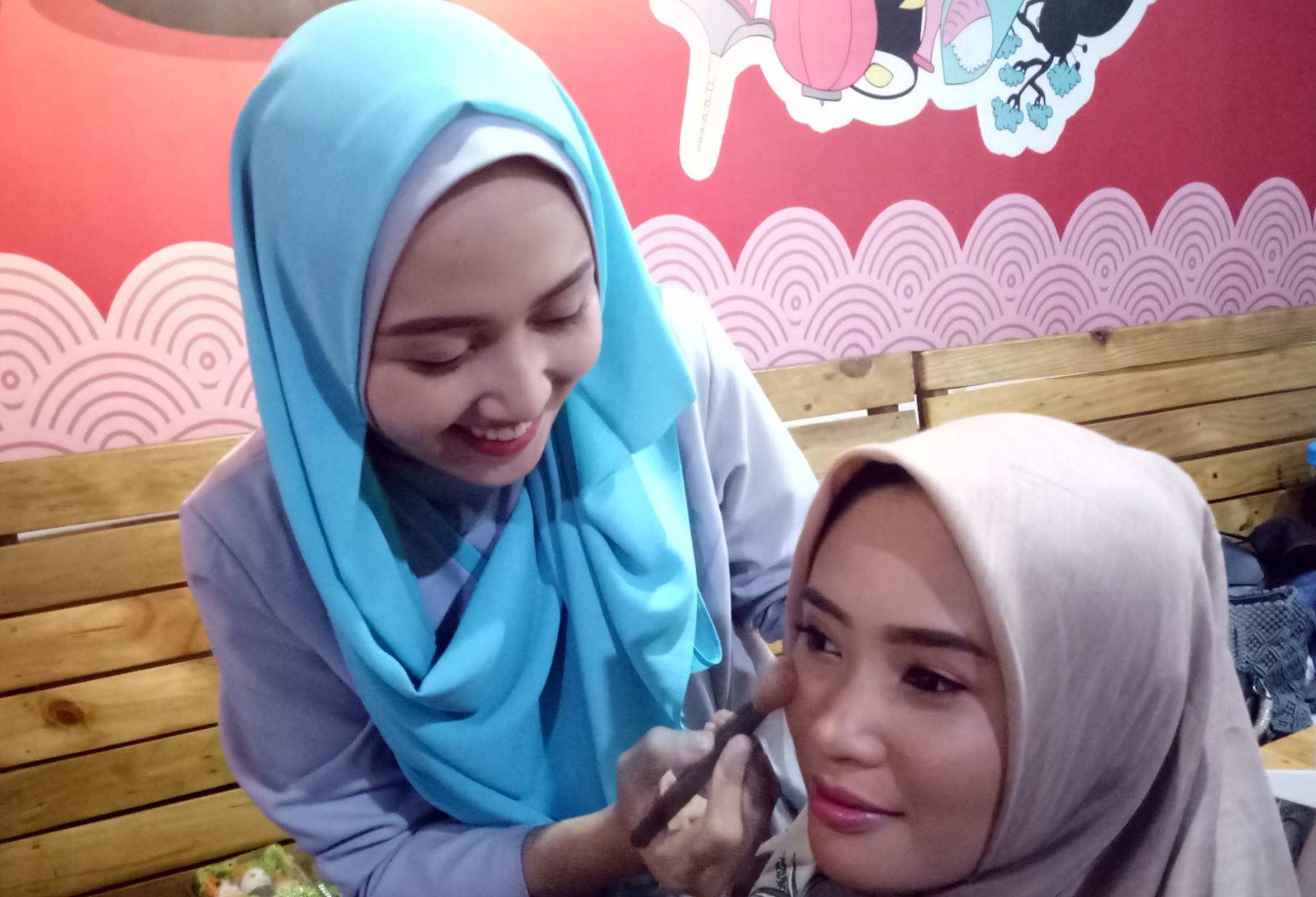 Ade Paraswari saat mengaplikasikan make up pada model. (Foto:Pita/ngopibareng.id)