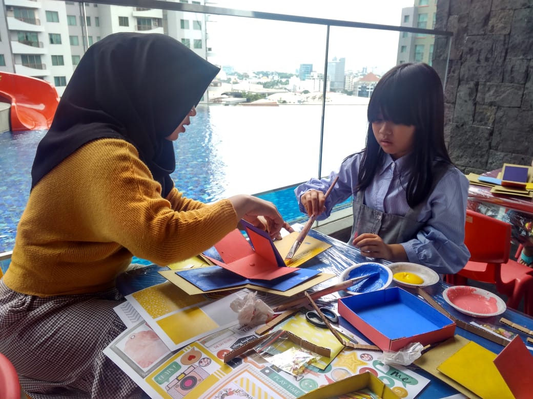 Suasana orangtua dan anak saat membuat exploding box di One Icon Residence, Minggu 27 Januari 2019. (Foto:Pita/ngopibareng.id)