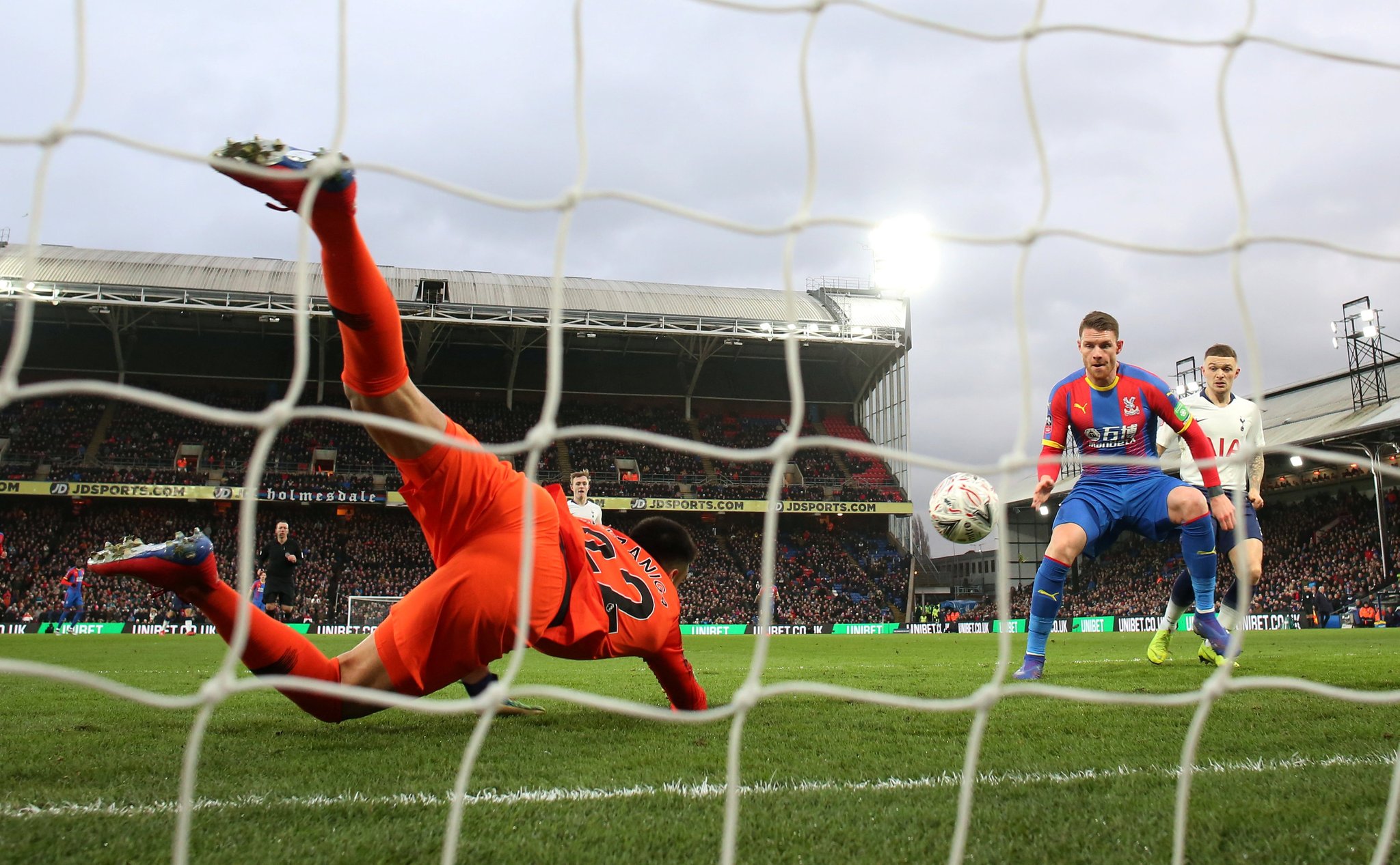 Crystal Palace membuat kejutan dengan meghentikan langkah Tottenham di Piala FA. (Foto: Twitter/@CPFC)