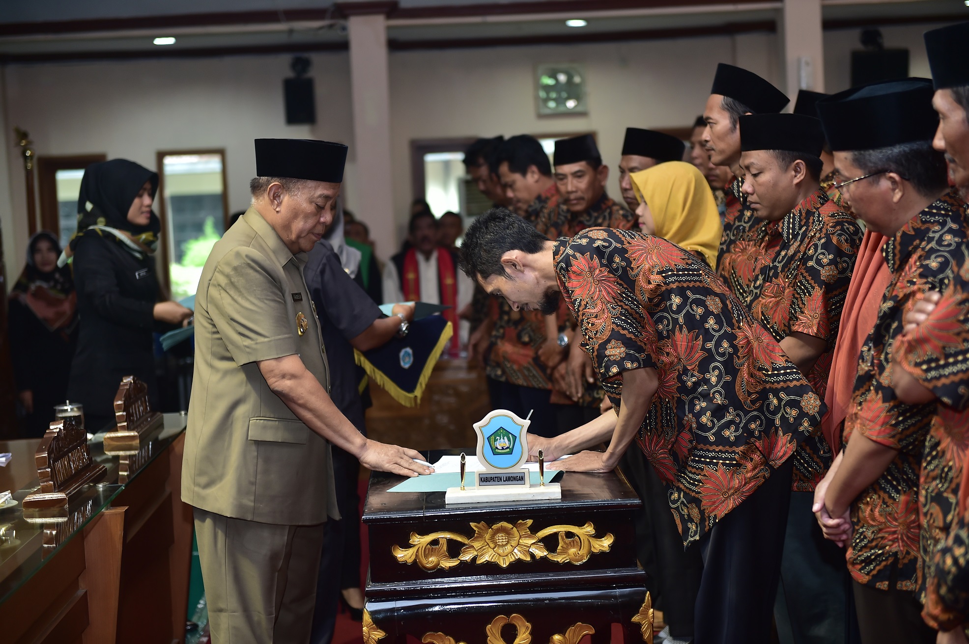 Bupati Fadeli saat melantik anggota BPD (Foto: Totok/ngopibareng.id)