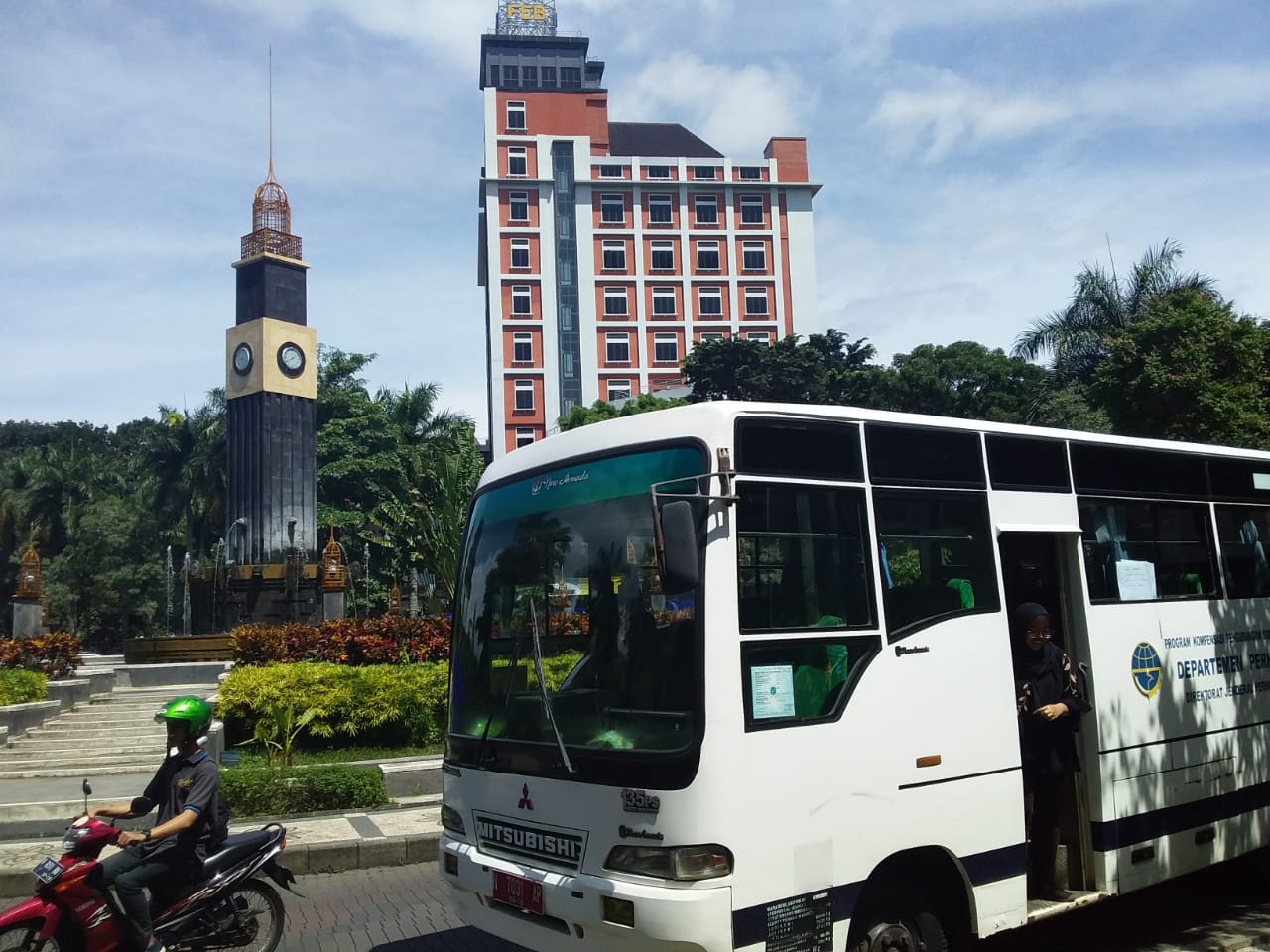 Fasilitas Bus UB melintas di Bunderan UB.