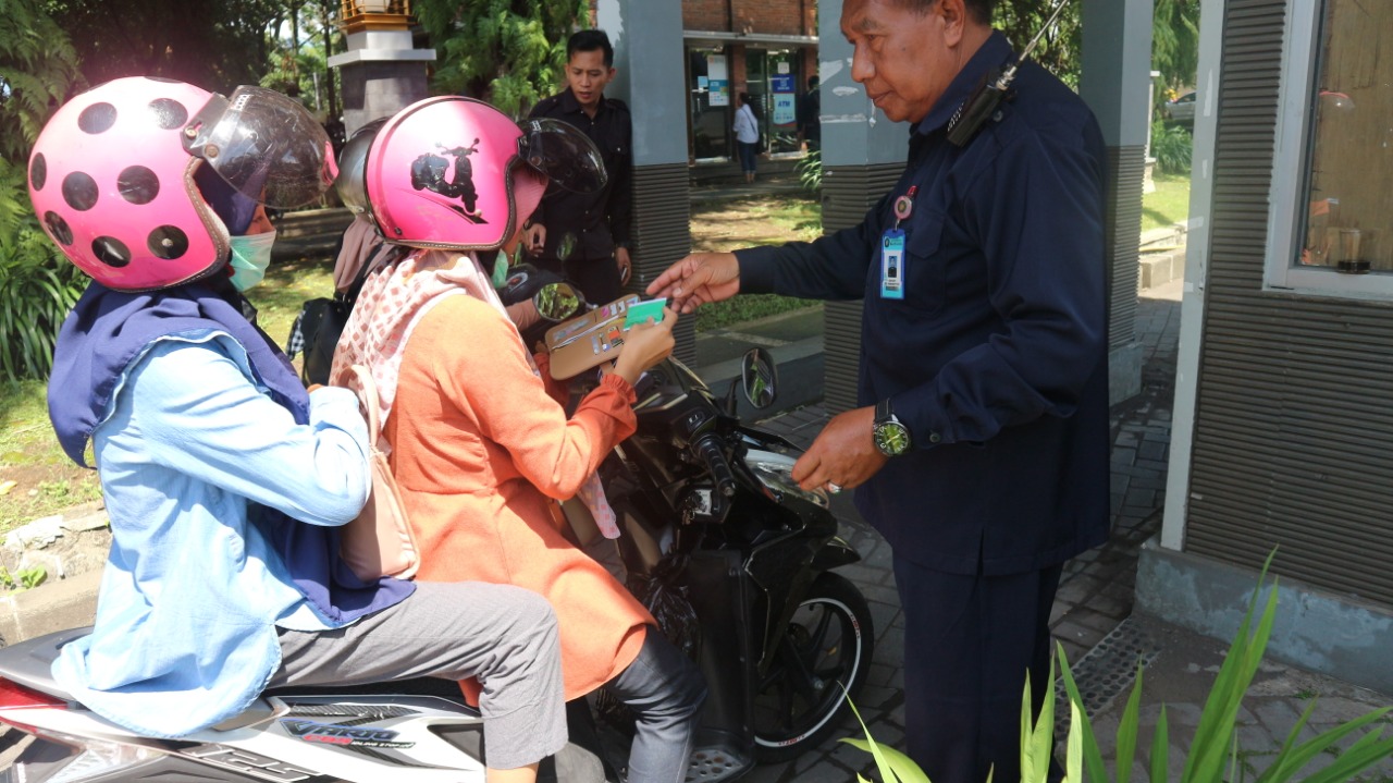 Pengendara masuk ke dalam Gerbang UB. (Foto: Humas UB)