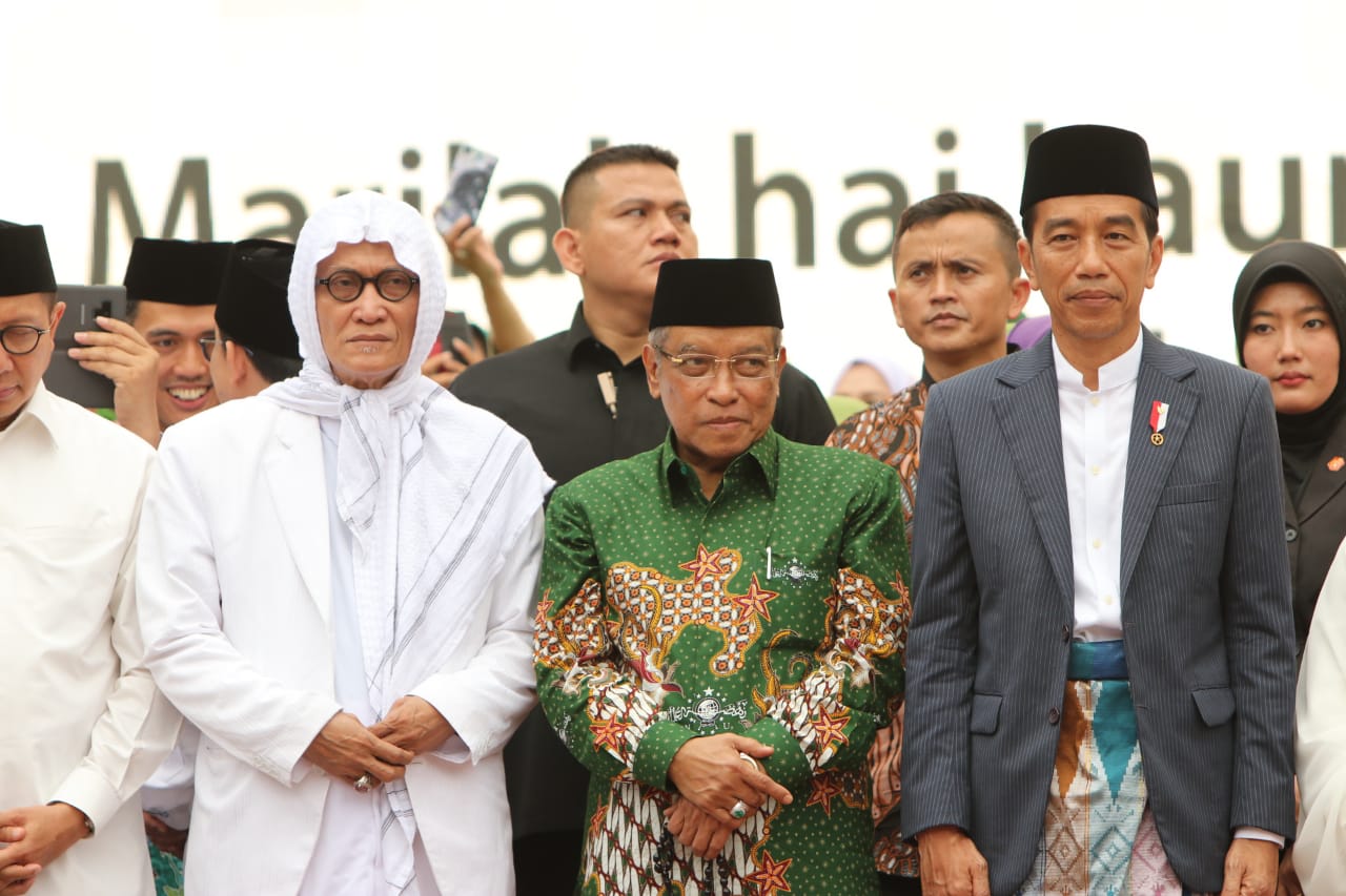 Diapit Menag Lukman Hakim Saifuddin, Rais Am PBNU KH Miftachul Akyar dan Presiden Joko Widodo, Ketua Umum PBNU KH Said Aqil Siroj pada peringatan Hari Lahir ke-73 Muslimat NU di Jakarta. (Foto: nur for ngopibareng.id)