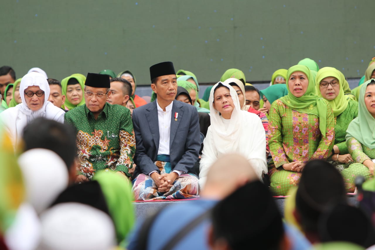 Rais Am PBNU KH Miftachul Akyar, Ketua Umum PBNU KH Said Aqil Siroj, Presiden Joko Widodo dan isteri, serta Khofifah Indar Parawansa, pada Harlah ke-73 Muslimat NU di Jakarta. (Foto: nur for ngopibareng.id)