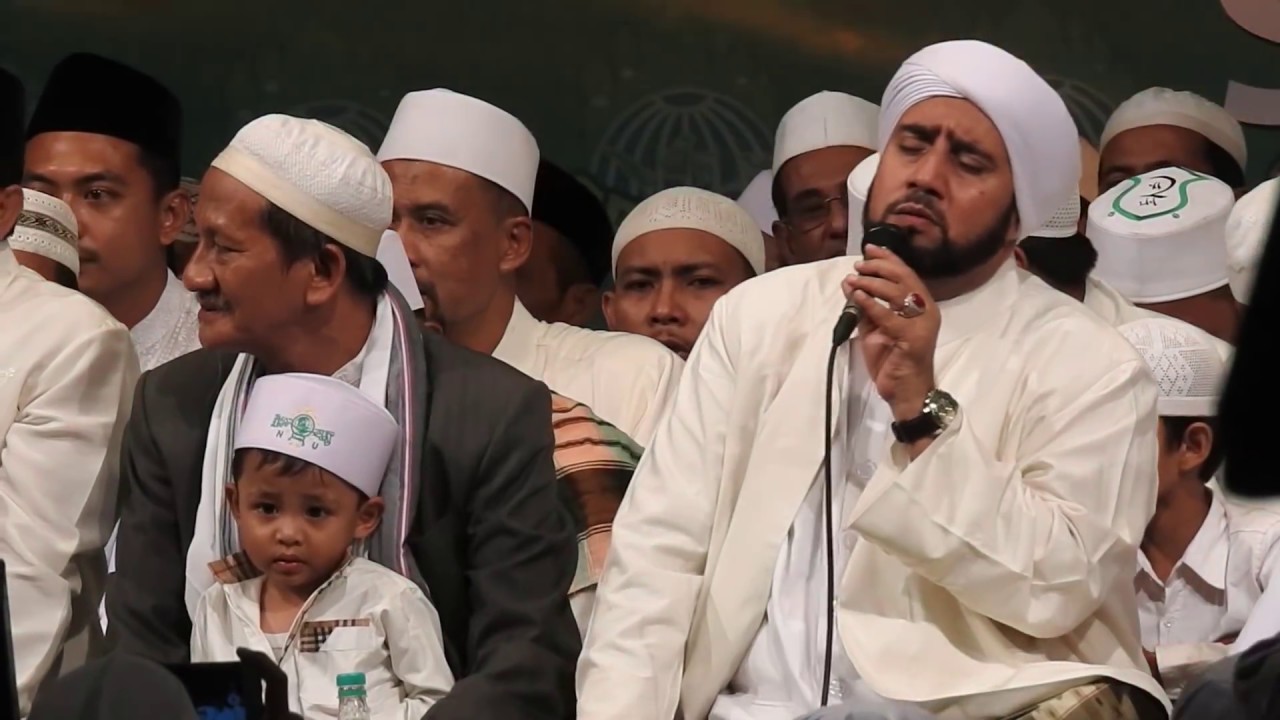 Pengasuh Pondok Pesantren Bumi Shalawat Sidoarjo, KH Agoes Ali Masyhuri (Gus Ali) bersama Habib Syech bin Abdul Qodir Assegaf. (Foto: dok ngopibareng.id)