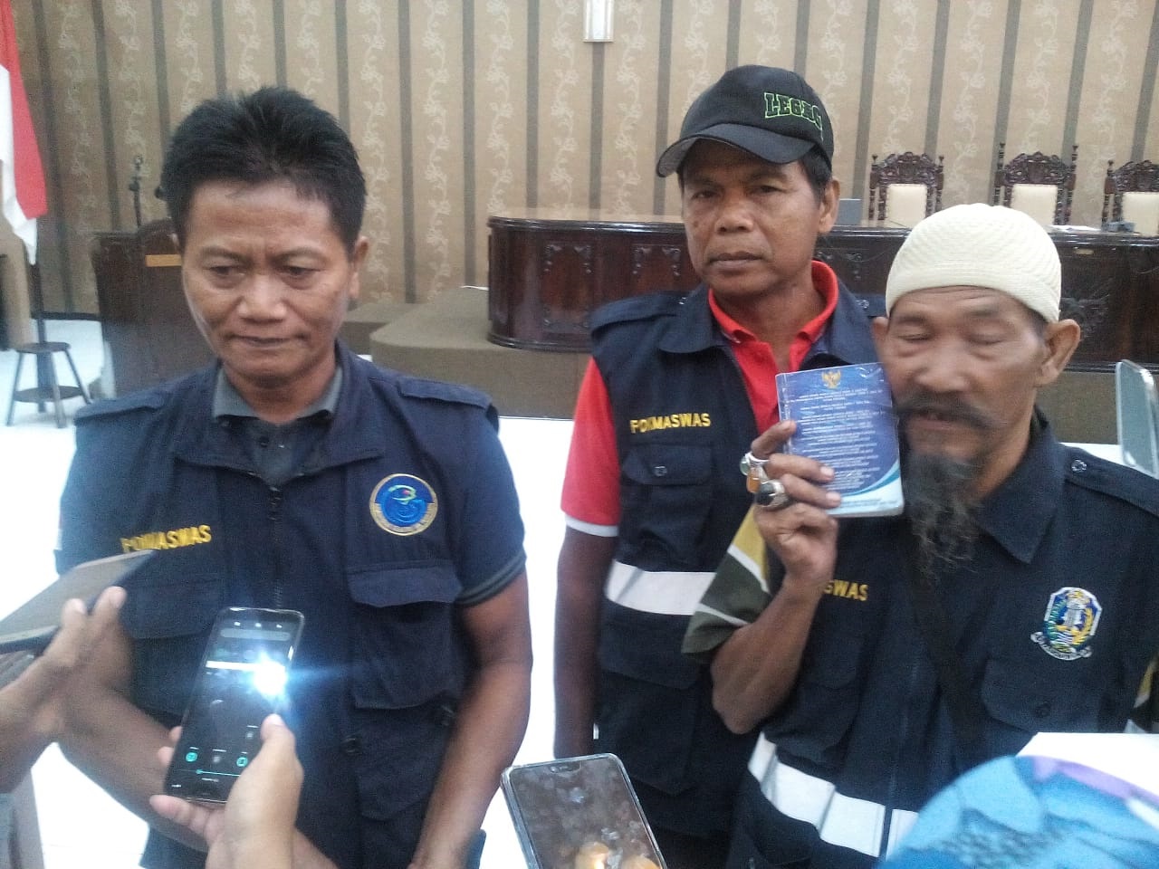 Ketua Pokmaswas Mina Bubu, Mastuki (kiri) dan pengurus Pokmaswas lain usai rapat dengar pendapat (RDP) di DPRD Kota Probolinggo. (foto: Ikhsan/ngopibareng.id)