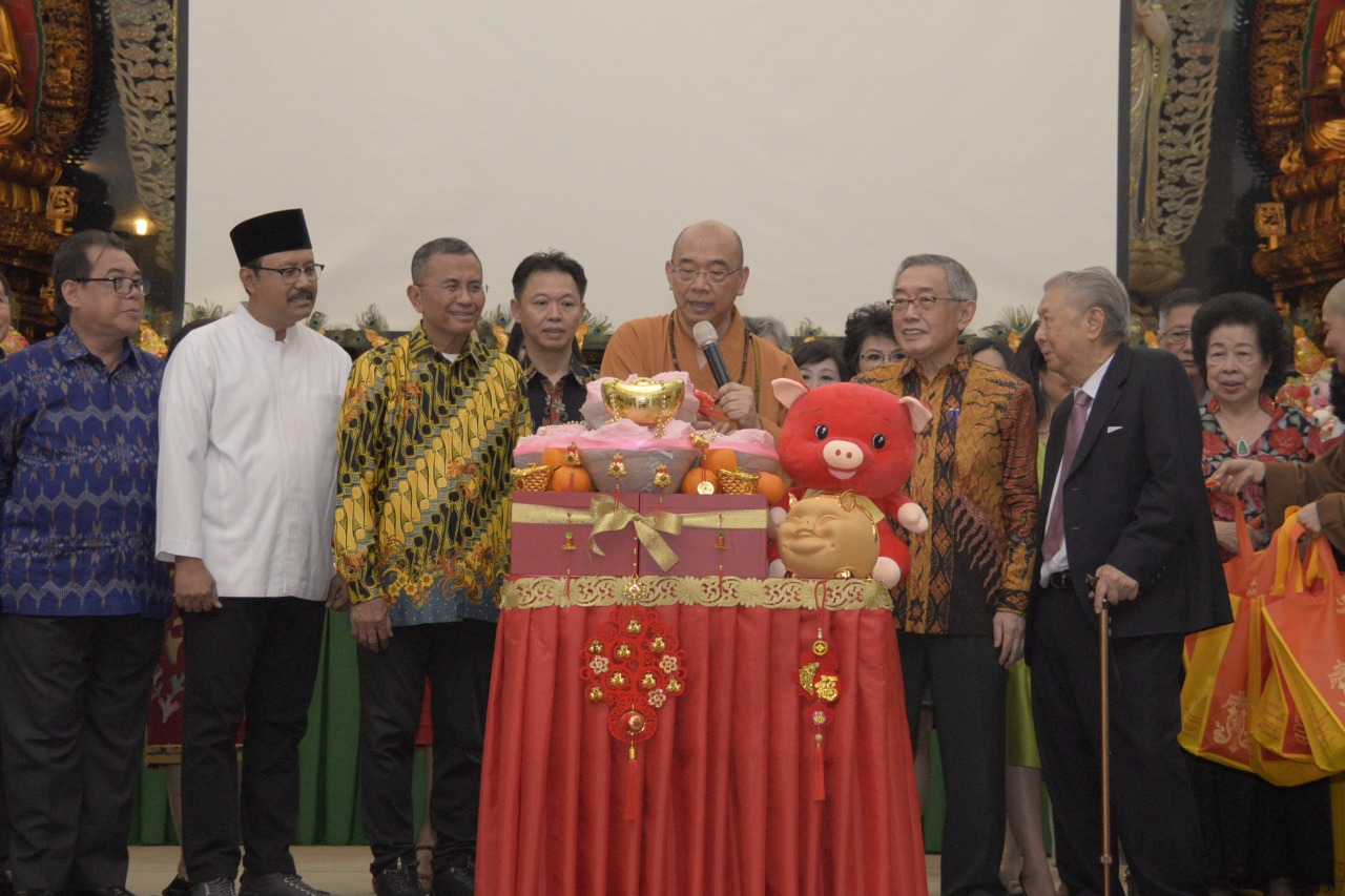 Wagub Jatim Saifullah Yusuf (dua kiri) saat hadir di perayaan Imlek Vihara Mahavira Graha Surabaya, Senin (28/1). (Foto: istimewa)