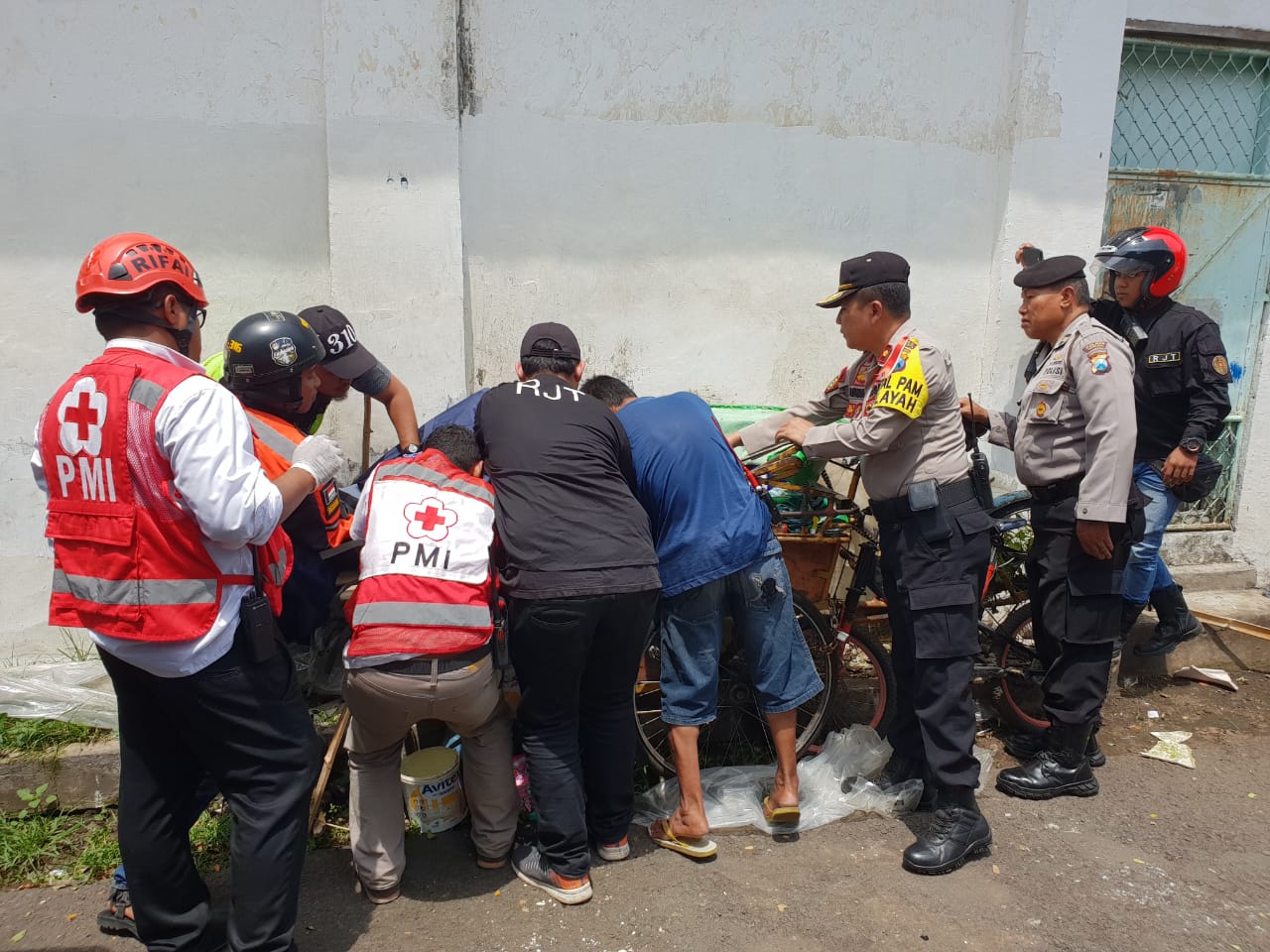 Proses evakuasi di Jalan Kauman. Tukang becak meninghal di atas becaknya sendiri. (Foto:Umar)