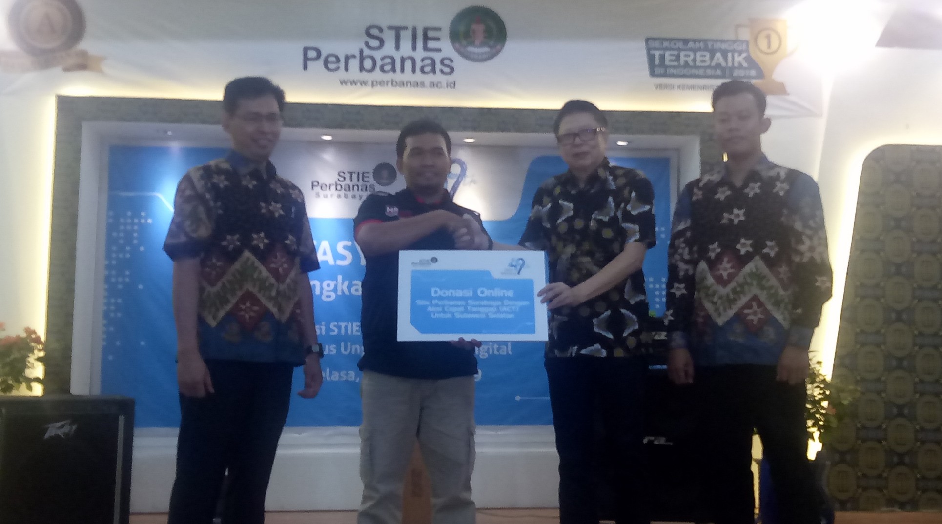 Peluncuran secara simbolik donasi online Perbanas peduli banjir Sulsel dan Pihak ACT, Selasa 29 Januari 2019