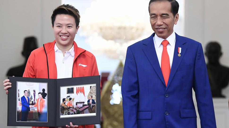 Liliyana 'Butet' Natsir berpamitan dengan Presiden Jokowi setelah pensiun sebagai atlet bulutangkis, Selasa 29 Januari 2019.