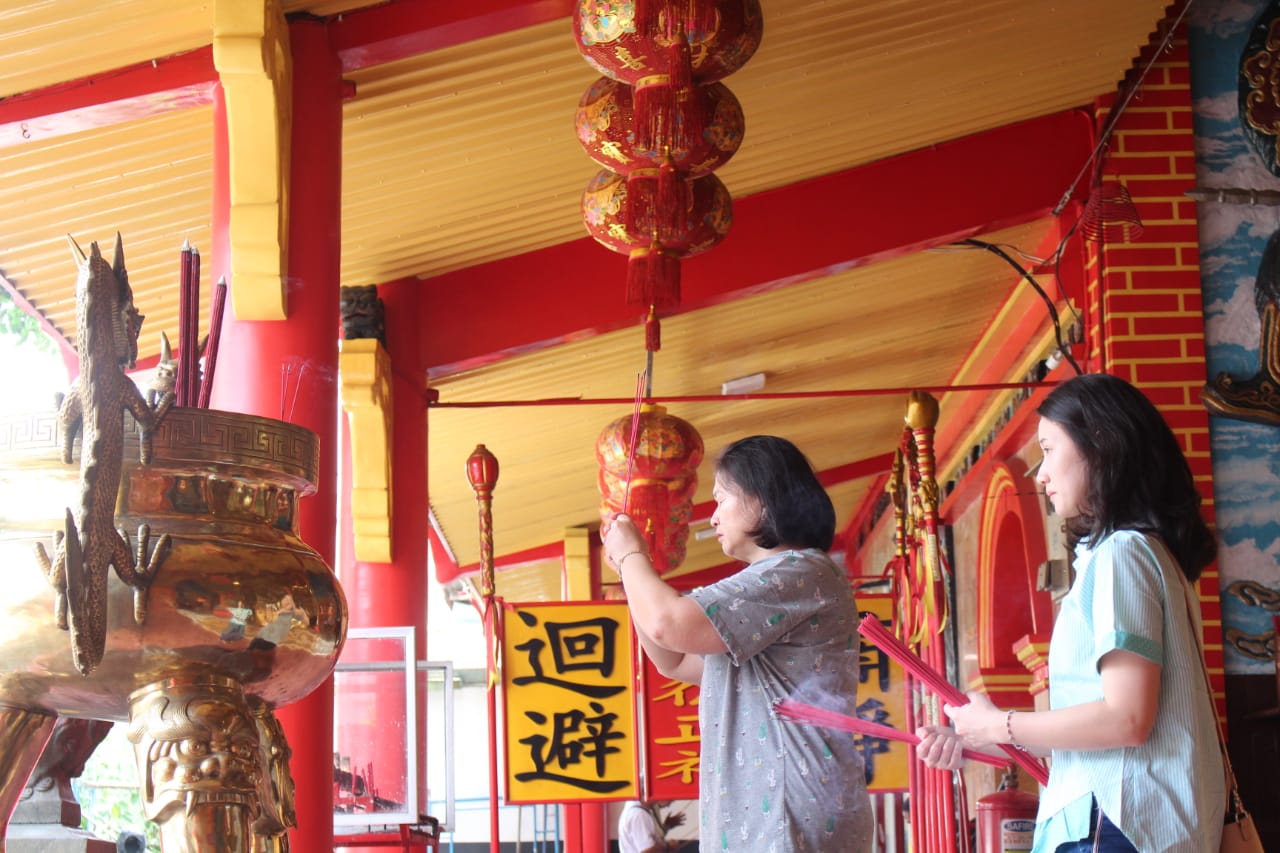 Upacara Sung Sien atau 'Mengantar Roh Suci' di Klenteng Eng An Kiong Malang. (Foto:Umar)